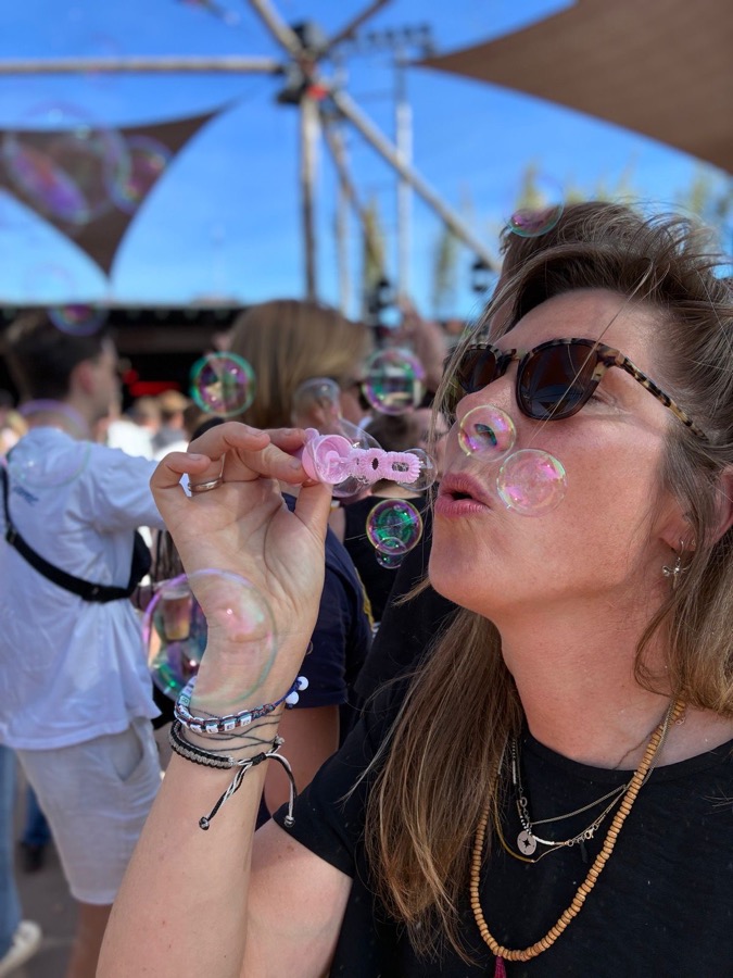 Gerdien blaast zeepbellen op een festival