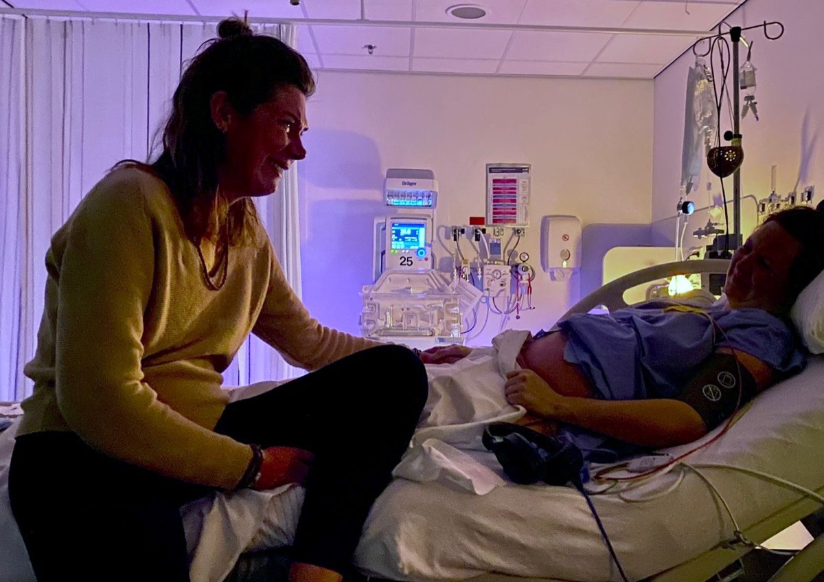 Gerdien bij een vrouw in het ziekenhuis tijdens de bevalling
