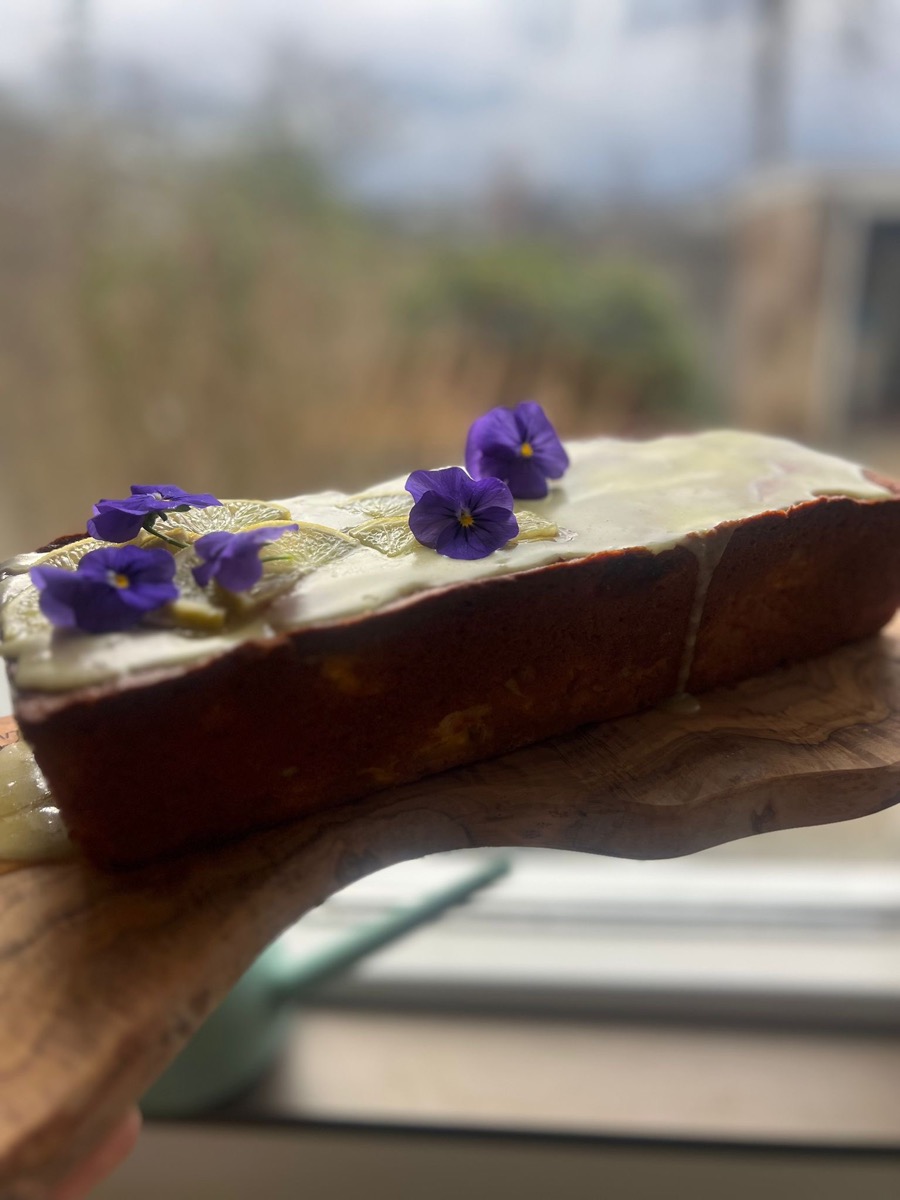 Zelfgebakken cake met viooltjes, liefdevol bereid